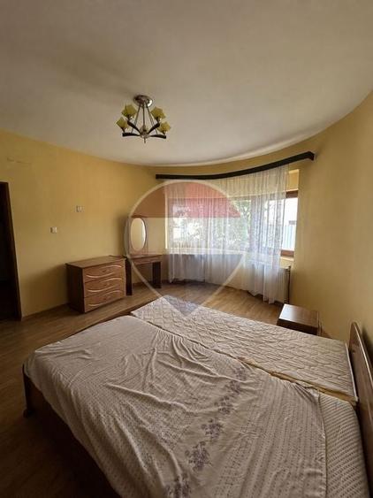 Casă individuală cu 10 camere cu Teren 154 Mp în Central