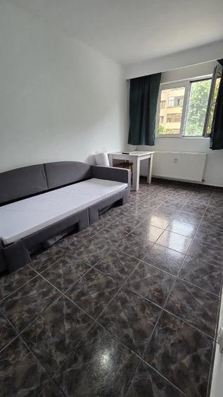 Garsonieră decomandată în Sud