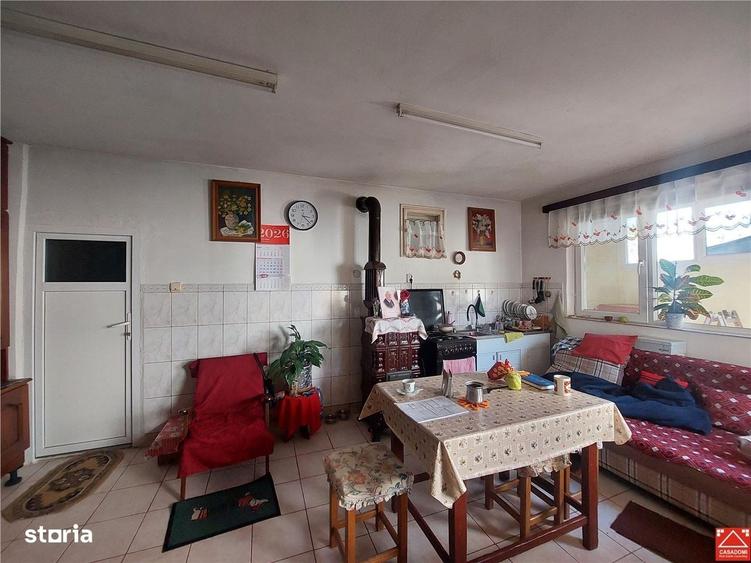 Casă cu 3 camere semidecomandat în Bârzești