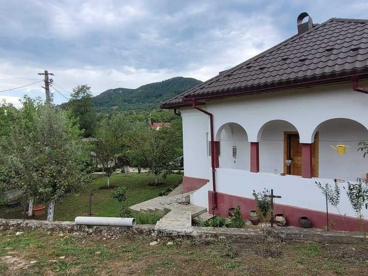 Casă cu 4 camere în Corbi