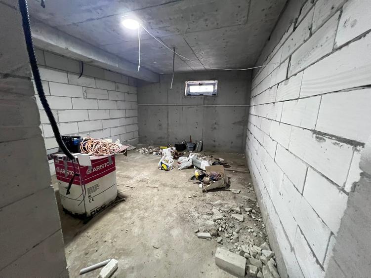 Casă individuală cu 9 camere cu Teren 1160 Mp în 1 Decembrie