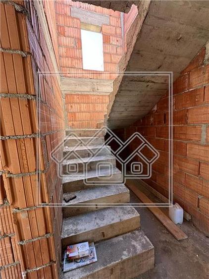 Duplex cu 4 camere cu Canalizare în Șura Mică
