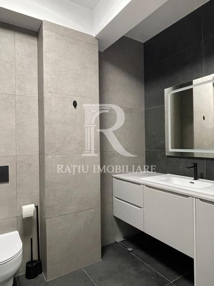 Apartament cu 3 camere semidecomandat, mobilat în Central