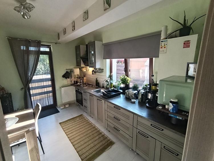 Apartament cu 3 camere semidecomandat în Vișan