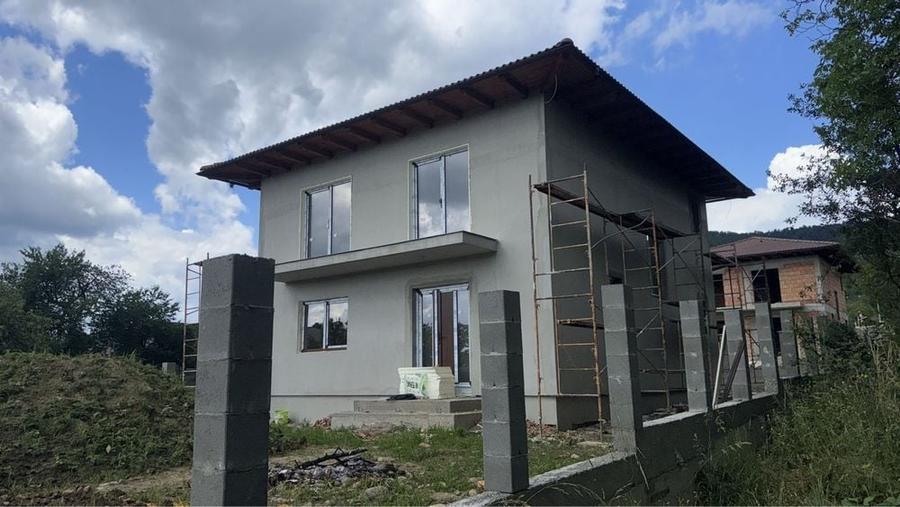 Casă cu 4 camere în Tăuții de Sus