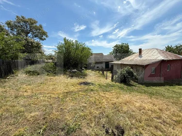 Casa partial renovata, 60mp utili , 6000 mp teren, zona Georocu Mare - 15