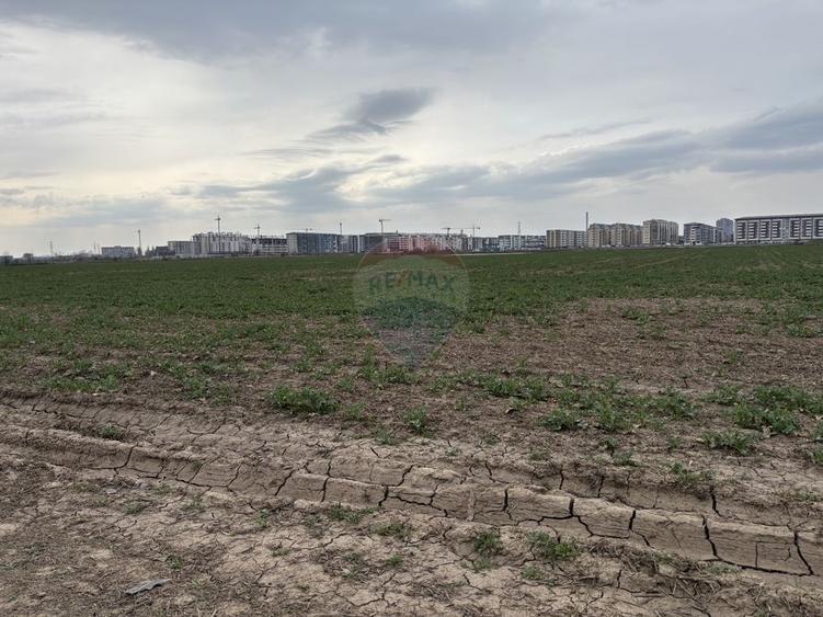 Teren agricol intravilan de 12651 mp, în Central