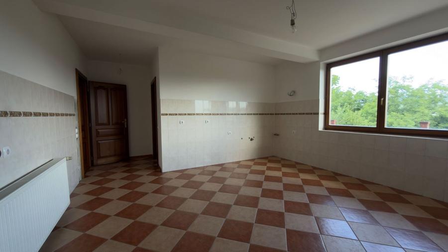 Casă individuală cu 10 camere cu Canalizare în Central