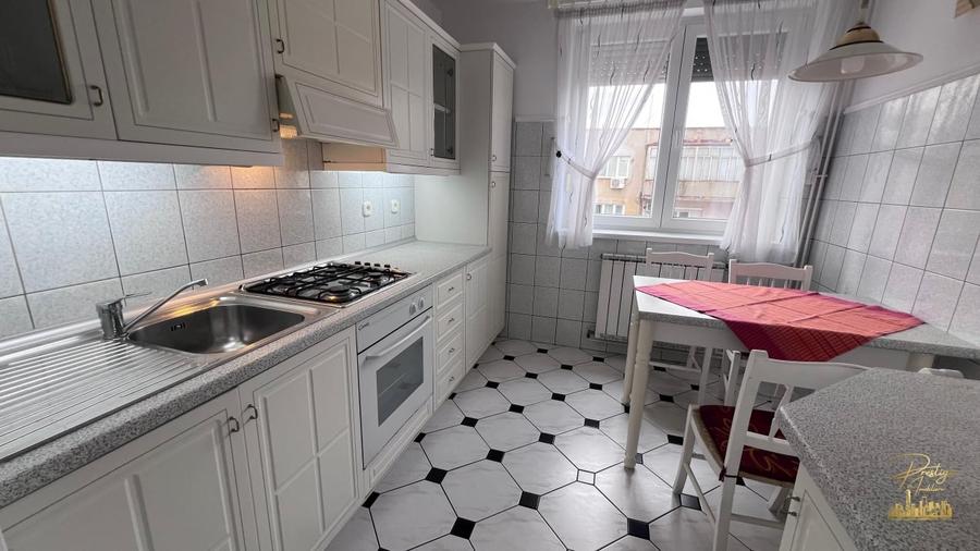 Apartament cu 3 camere decomandat, mobilat în Central