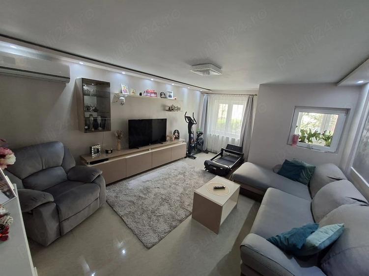 Apartament cu 3 camere decomandat în 1 Decembrie