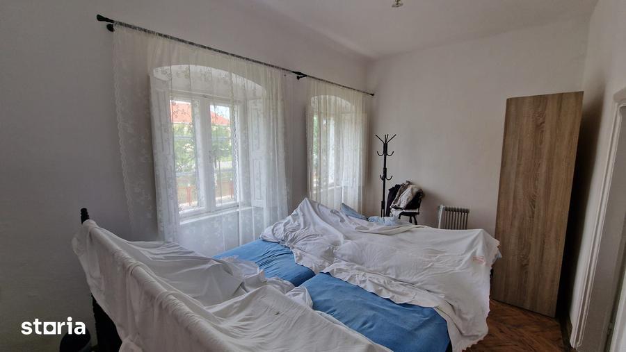 Casă cu 8 camere cu Teren 3651 Mp în Giulvăz