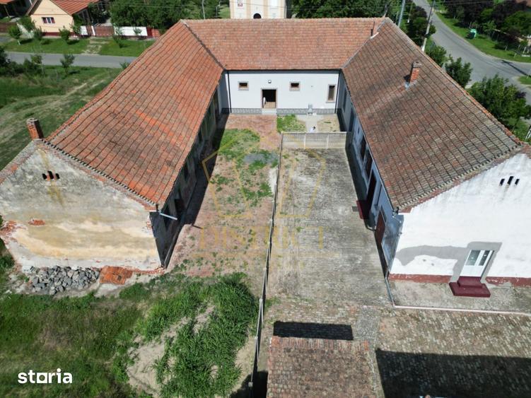 Casă cu 5 camere cu Teren 2890 Mp în Traian Vuia