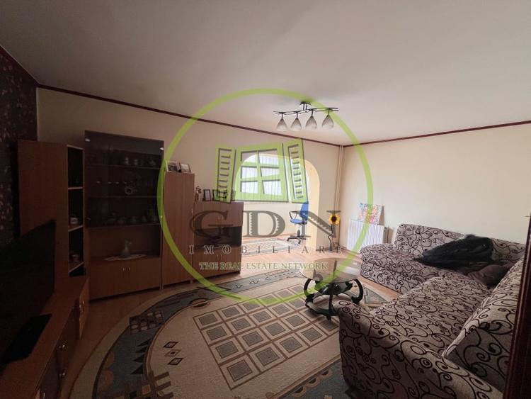 Apartament cu 3 camere decomandat, mobilat în Rovine