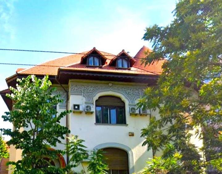 Casă cu 11 camere cu Garaj în Dacia