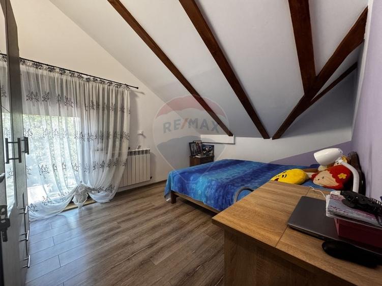 Casă individuală cu 5 camere cu Teren 1600 Mp în Sascut