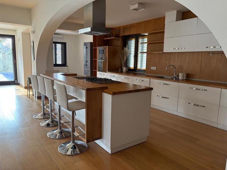 Casă individuală cu 7 camere cu Teren 1220 Mp în Pipera