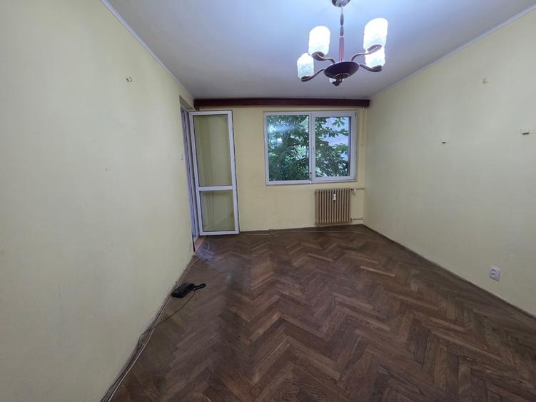 Apartament cu 4 camere semidecomandat în Titan