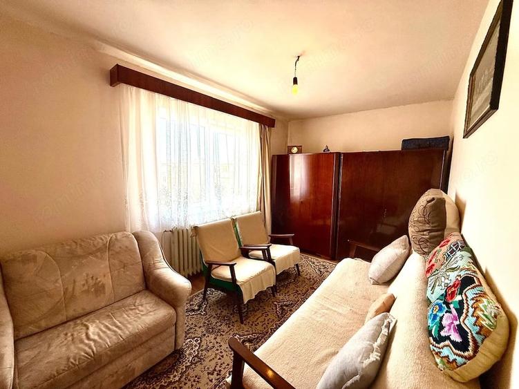 Apartament cu 3 camere semidecomandat în Gojdu
