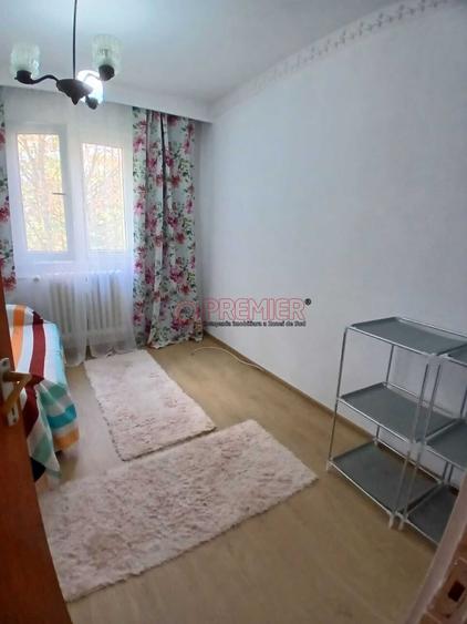 Apartament cu 3 camere semidecomandat în Berceni