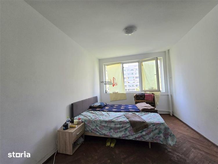 Apartament cu 3 camere semidecomandat în Tei