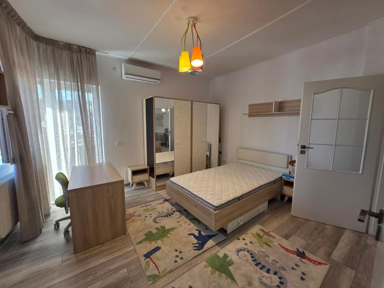 Apartament cu 4 camere semidecomandat, mobilat în Universitate