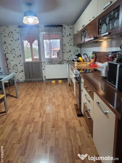 Casă cu 5 camere cu Teren 1100 Mp în Central