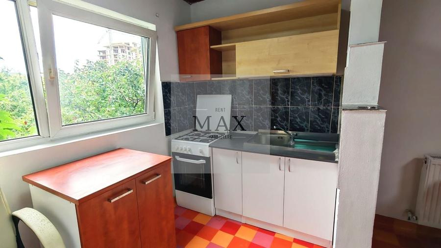 Apartament cu 3 camere semidecomandat, mobilat în Bulgaria