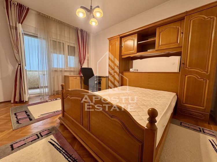 Apartament cu 3 camere decomandat, mobilat în Traian