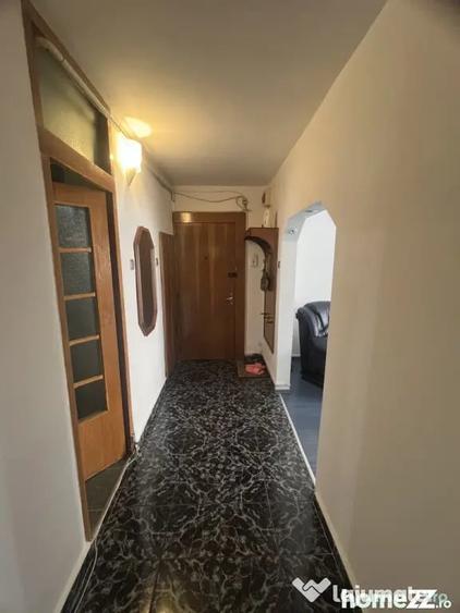 Apartament cu 3 camere decomandat în Vâlcea