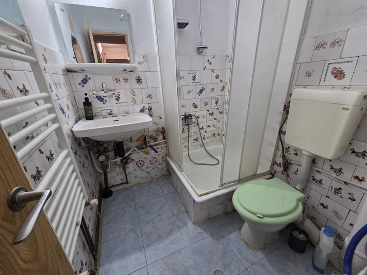 Apartament cu 4 camere decomandat în Lipovei