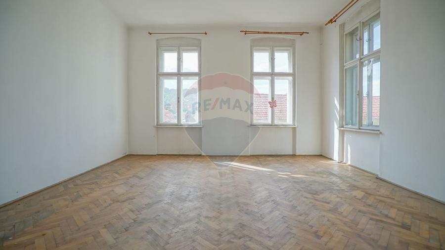 Casă individuală cu 12 camere cu Teren 1048 Mp în Brașovul Vechi
