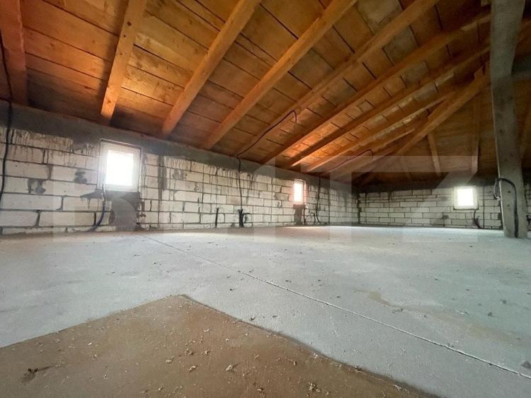 Casă individuală cu 8 camere cu Canalizare în Balta Verde