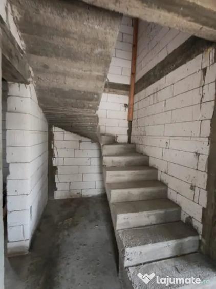 Casă cu 4 camere cu Teren 450 Mp în Malu Mare