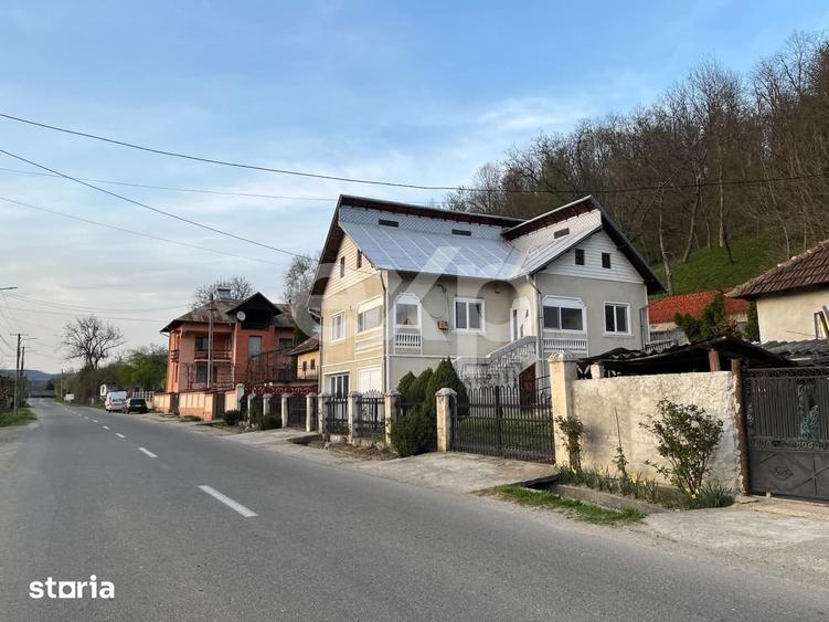 Casă cu 8 camere decomandat cu Teren 540 Mp în Voinești