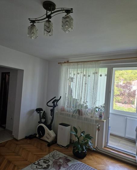 Apartament cu 3 camere semidecomandat în Central