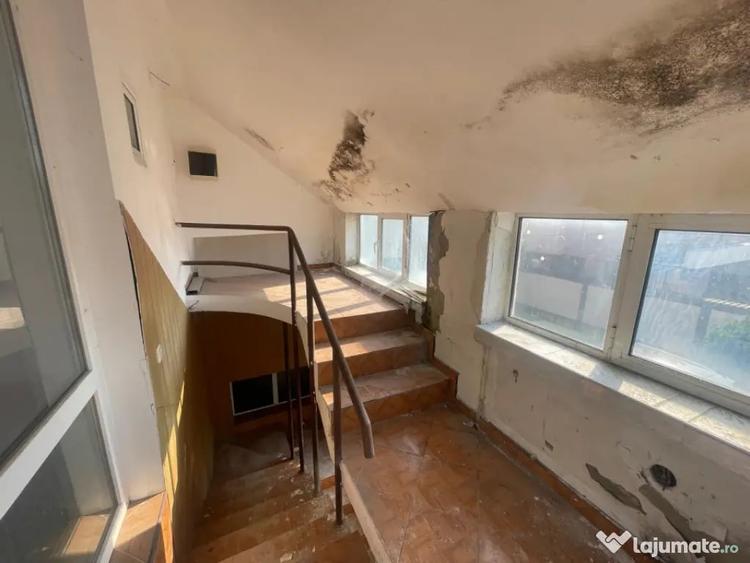 Casă cu 15 camere cu Teren 284 Mp în Central