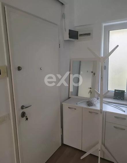 Apartament cu 3 camere semidecomandat, mobilat în Gruia