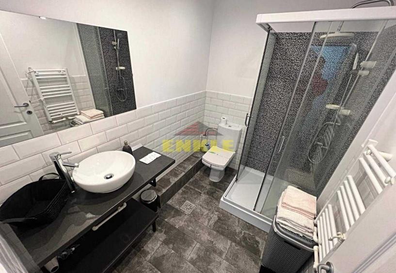 Apartament cu 2 camere semidecomandat, mobilat în Central
