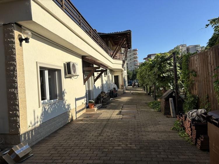 Casă cu 4 camere decomandat în Între Lacuri