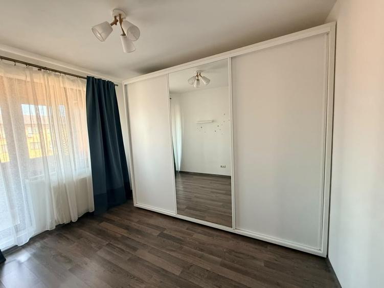 Apartament cu 3 camere decomandat, mobilat în Roșu