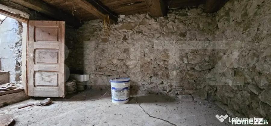 Casă cu 2 camere cu Teren 1200 Mp în Central