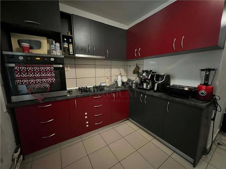 Apartament cu 3 camere decomandat, mobilat în Girocului