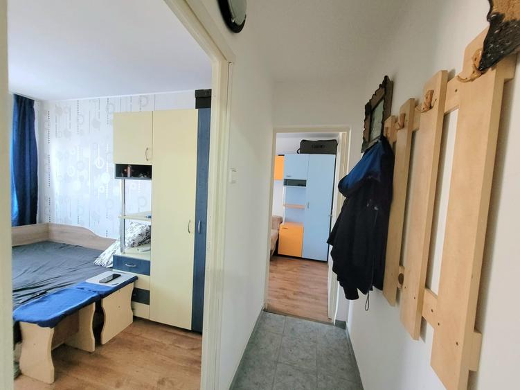 Apartament cu 3 camere decomandat în Florilor