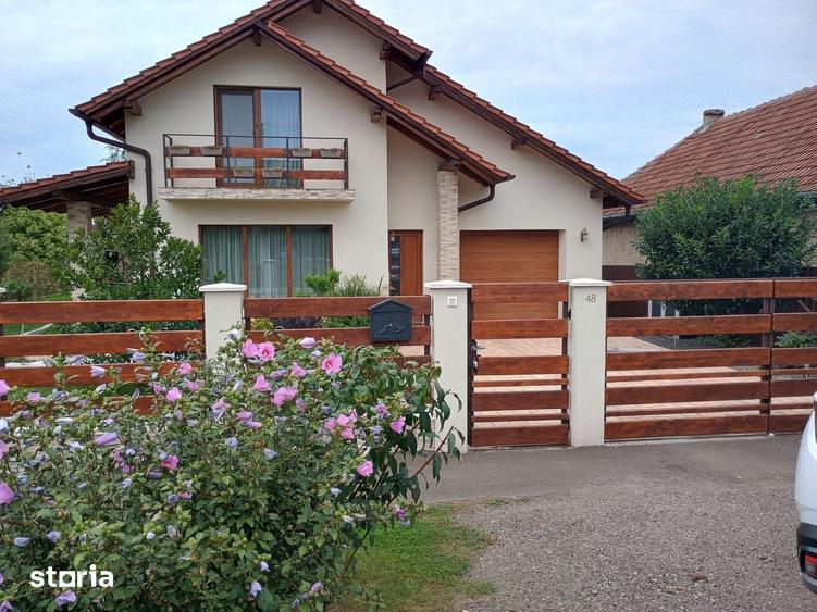 Casă cu 4 camere cu Teren 1036 Mp în Central