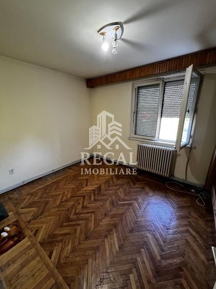 Apartament cu 3 camere semidecomandat în Central