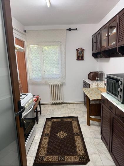 Apartament cu 3 camere decomandat în Girocului