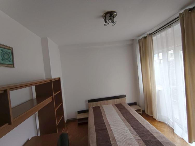 Apartament cu 4 camere semidecomandat, mobilat în Armeneasca