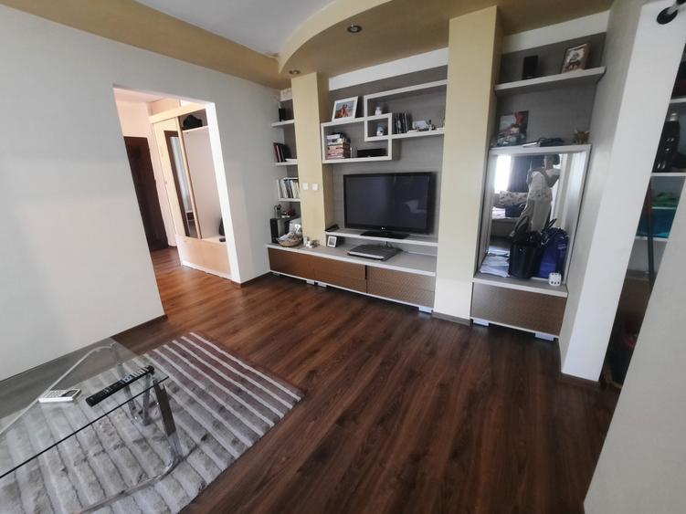 Apartament cu 3 camere semidecomandat în Ferentari