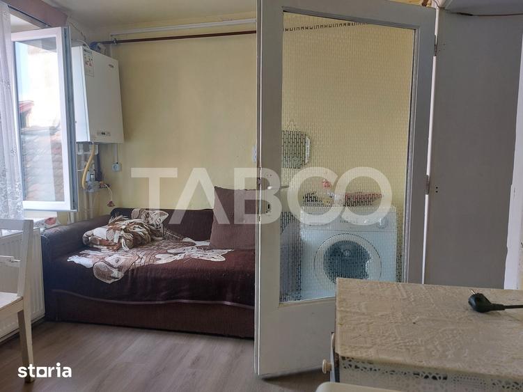Apartament cu 3 camere semidecomandat în Central