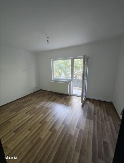 Apartament cu 4 camere decomandat în Micro 16